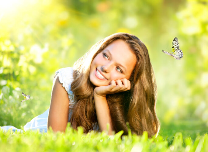 白い蝶のスピリチュアルな意味は？恋愛でのサインやモンシロチョウの意味も！