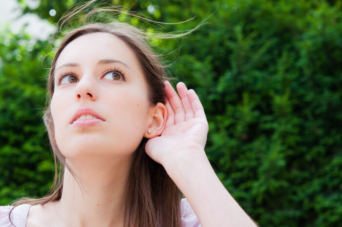 耳鳴りのスピリチュアルな意味とは？右耳や左耳、時間帯別の霊的な意味を解説！